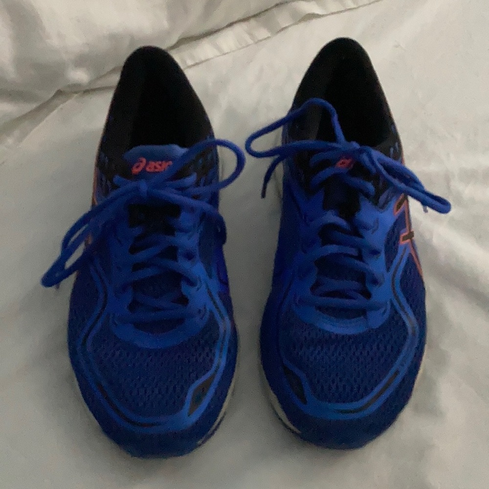 ASICS sz 9.5 gel cumulus only worn a few times.
